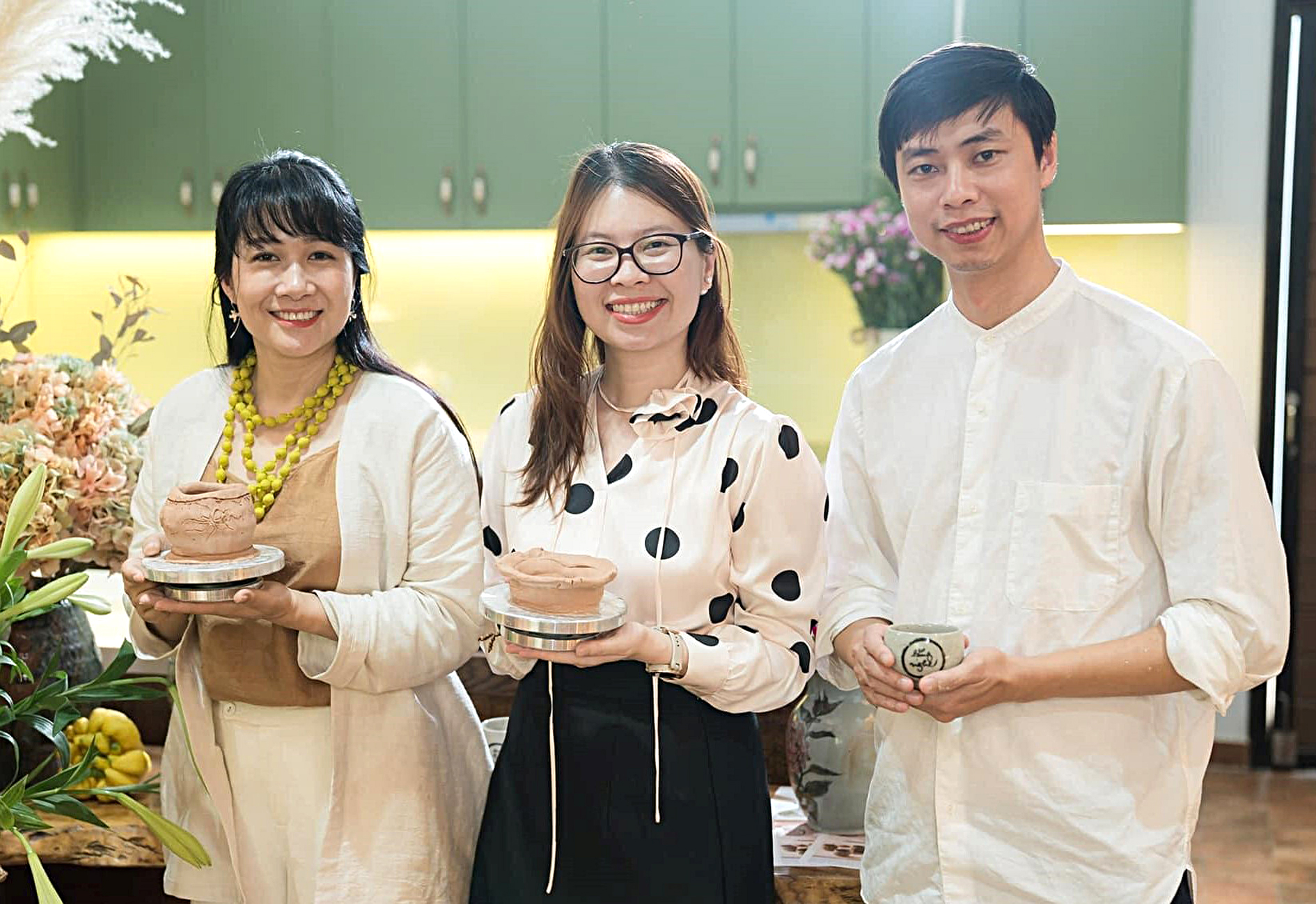 Người kể chuyện bằng đất từ làng gốm Bát Tràng 1 làng gốm - Ảnh 1.