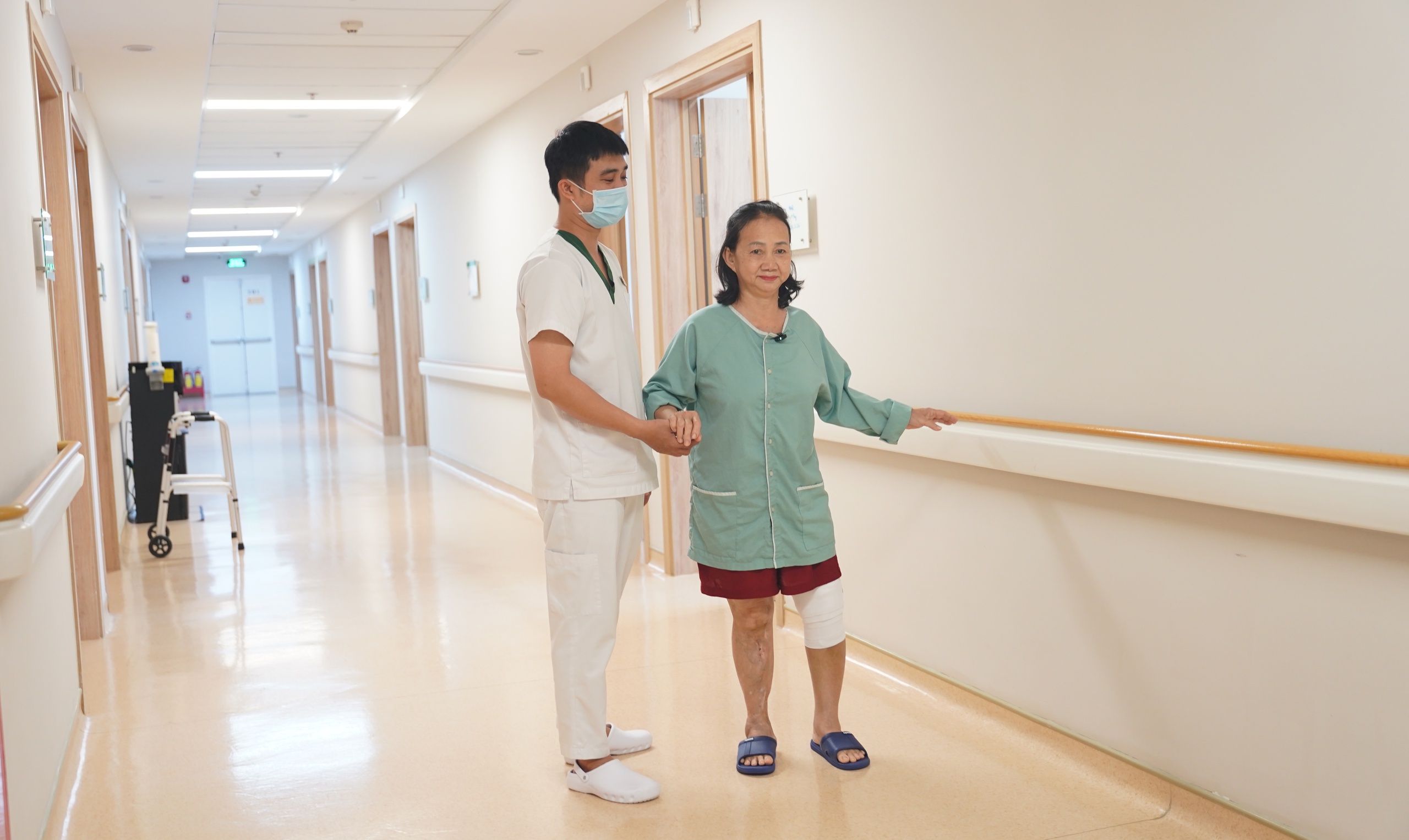 Người phụ nữ ở Đà Nẵng được robot hỗ trợ thay khớp gối, hồi phục sau 3 giờ - Ảnh 1.