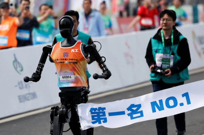 Robot hình người Tiangong Ultra cán đích đầu tiên tại nội dung half marathon robot hình người năm ngoái. Ảnh: Reuters