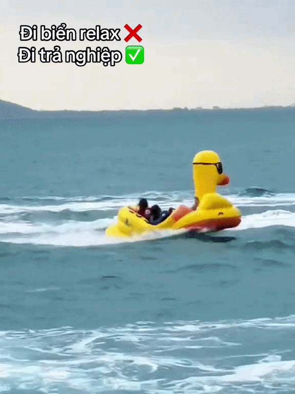 Cảnh báo dịp lễ 30/4: Nguy hiểm từ trò phao chuối, lái mô tô nước trên biển- Ảnh 1.