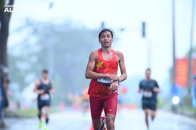 Văn Lai bấm dừng đồng hồ sau khi về đích VnExpress Marathon All-Star tại Hòa Lạc, Hà Nội ngày 8/2/2026. Ảnh: VnExpress Marathon