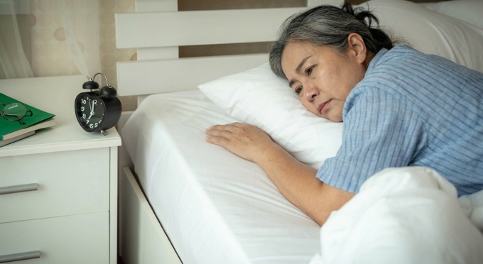 Mất ngủ kéo dài ở người lớn tuổi có thể gây ảnh hưởng xấu đến tinh thần. Ảnh được tạo bởi AI