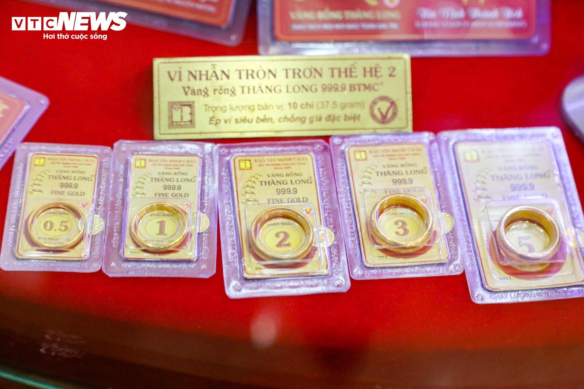 Nhà đầu tư cá nhân rút vốn khỏi vàng, đổ tiền sang ngân hàng và bất động sản- Ảnh 1.