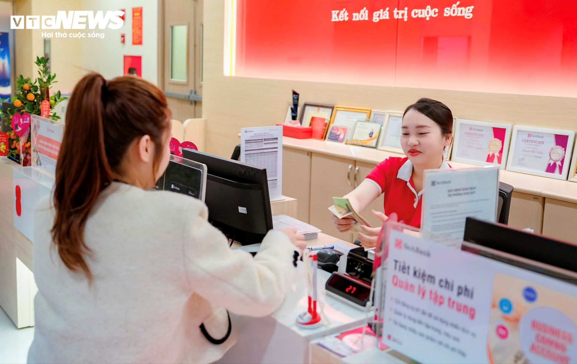 Nhà đầu tư cá nhân rút vốn khỏi vàng, đổ tiền sang ngân hàng và bất động sản- Ảnh 2.