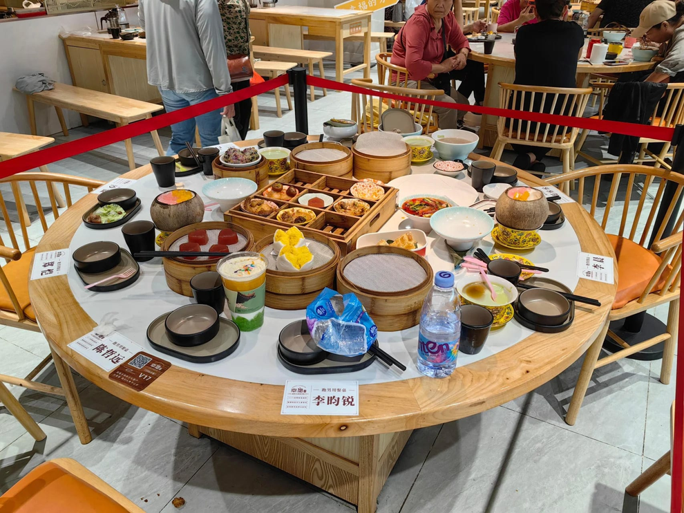 Nhà hàng bày biện đồ ăn thừa của sao nổi tiếng làm chỗ chụp ảnh cho khách - 1