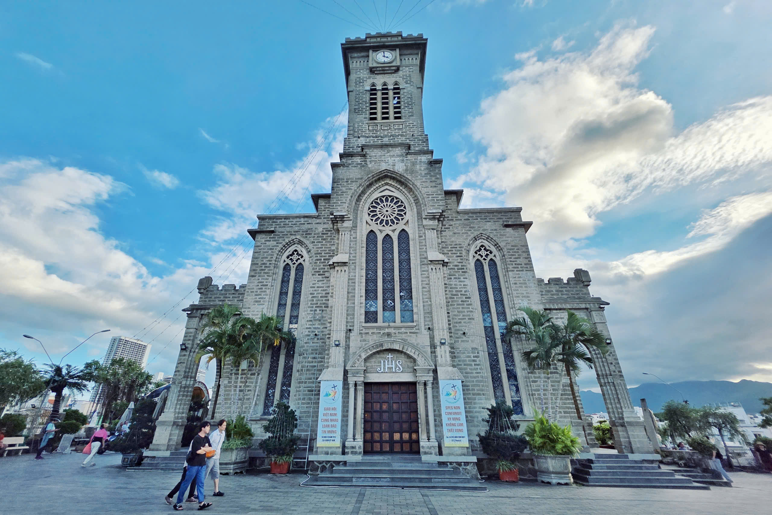 Nhà thờ Chánh tòa Nha Trang - Ngọn tháp đá vươn giữa trời biển- Ảnh 1.