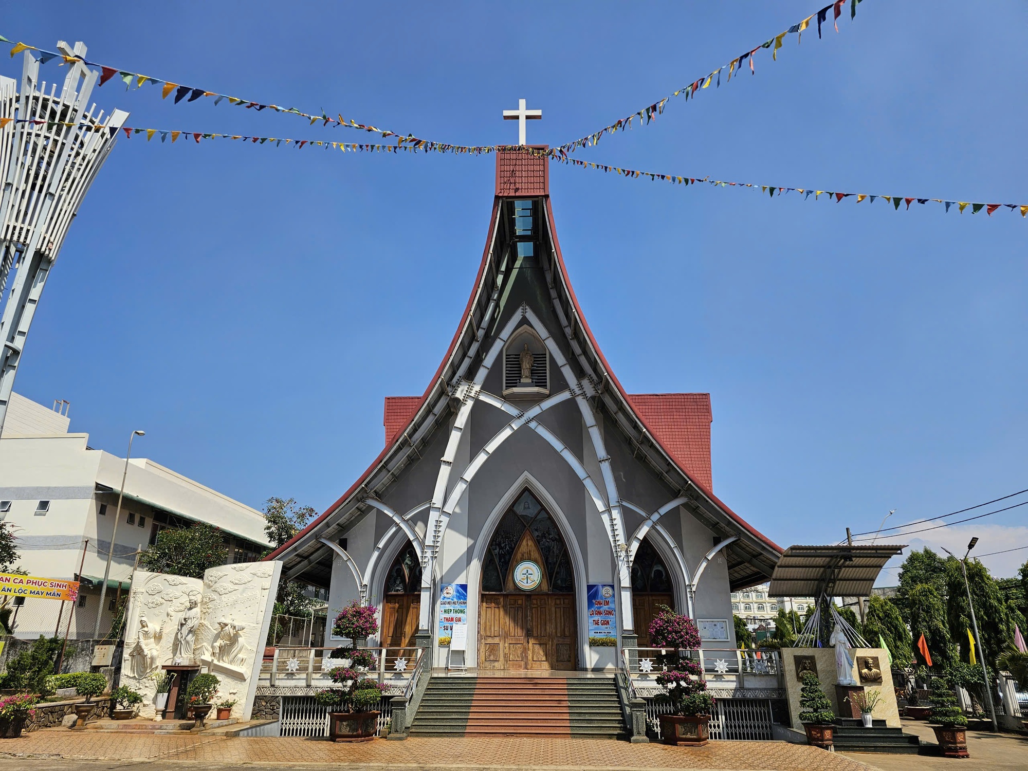 Nhà thờ Dũng Lạc - giao thoa giữa kiến trúc châu Âu và nhà rông Tây nguyên- Ảnh 1. Nhà thờ Dũng Lạc - giao thoa giữa kiến trúc châu Âu và nhà rông Tây nguyên- Ảnh 1.