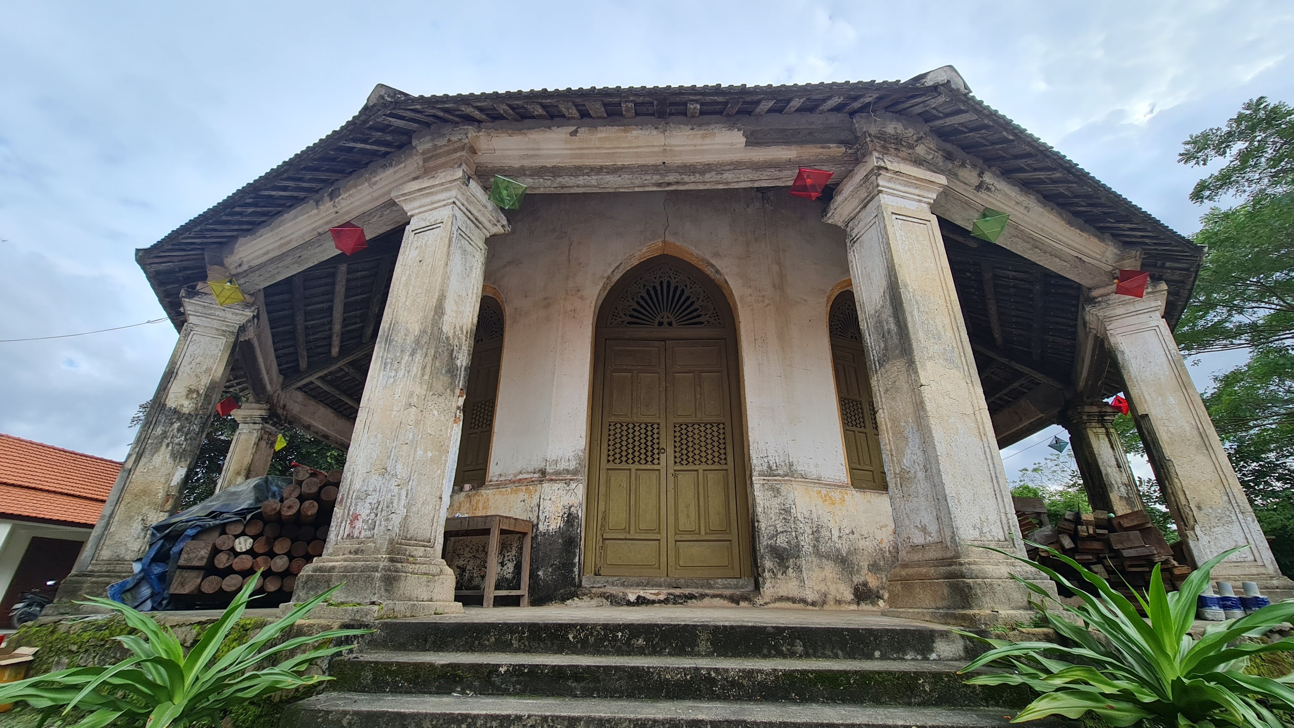 Nhà thờ đá Tùng Sơn lưu giữ nhiều thánh tích từ Công giáo Rôma- Ảnh 8. Nhà thờ đá Tùng Sơn lưu giữ nhiều thánh tích từ Công giáo Rôma- Ảnh 8.