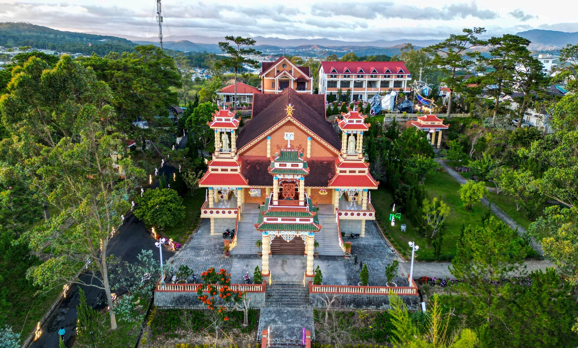 Nhà thờ mang dáng dấp đình, chùa độc nhất vô nhị ở Đà Lạt- Ảnh 1.
