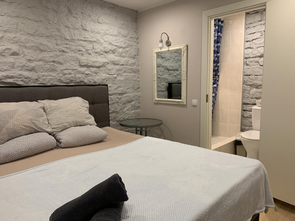 Nha ve sinh dat sai cho tien bac doi non