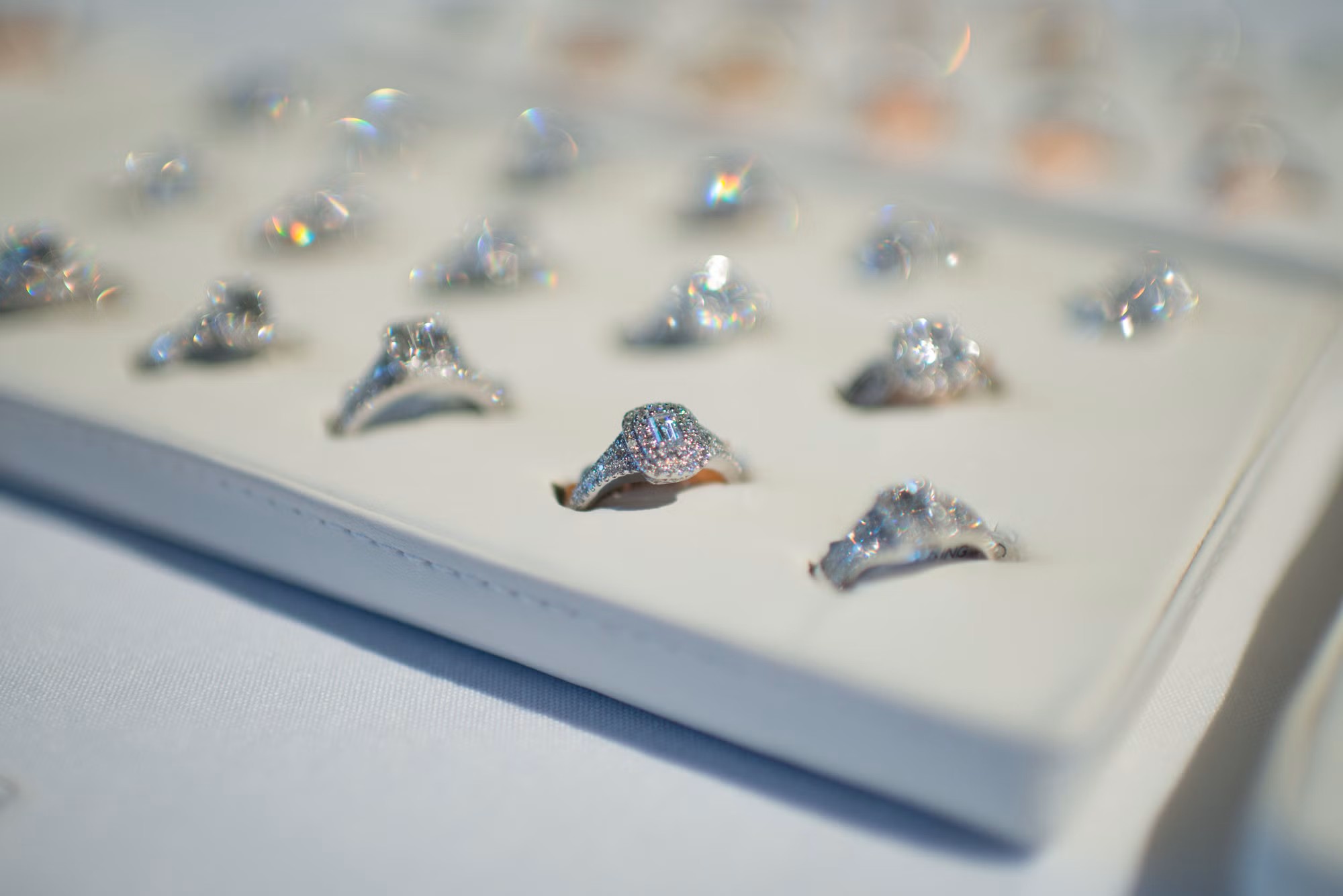 Nhẫn cưới ‘trúc trắc’ trong mùa giá vàng leo thang 1 giá vàng - Ảnh 1.