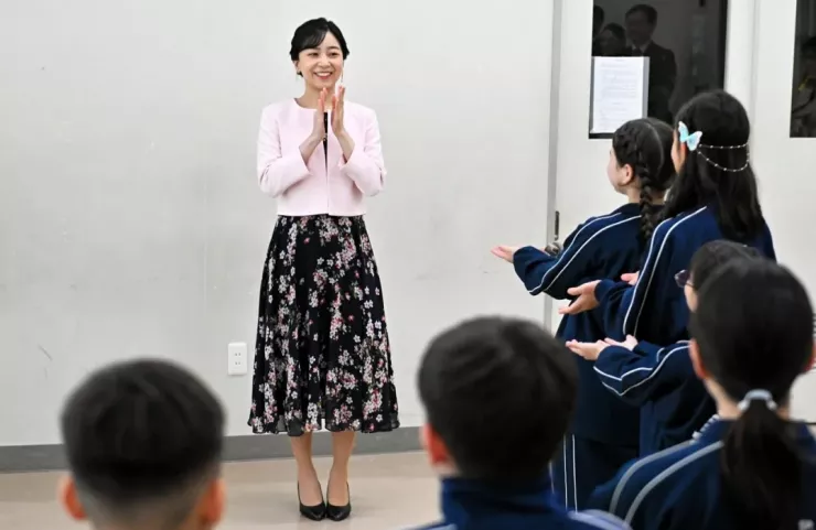 Công chúa Kako đến thăm một trường học quốc tế ở Hamamatsu, tỉnh Shizuoka, hôm 24/3. Cô phối áo khoác hồng pastel và váy hoa cùng đôi giày cao gót mũi tròn cao 5 cm. Bức ảnh được chia sẻ trong nhóm người hâm mộ, thu hút hàng nghìn lượt yêu thích. Nhiều khán giả khen: "Cô ấy lúc nào trông cũng đẹp", "Thật đáng yêu".
