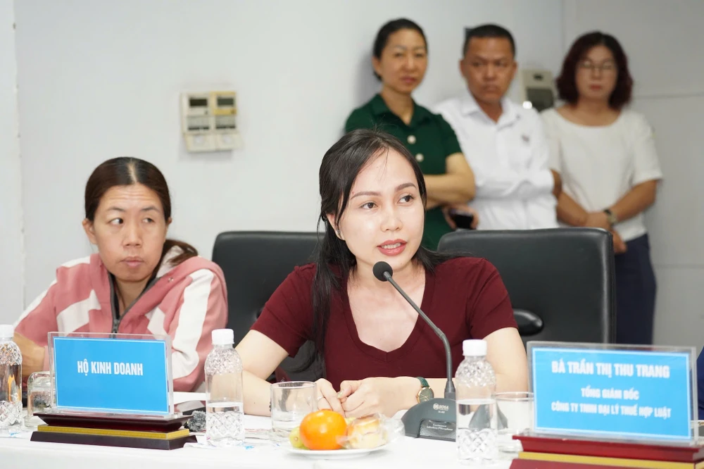 Các hộ kinh doanh đặt câu hỏi và được giải đáp ngay tại tọa đàm. Ảnh: THUẬN VĂN ho-kinh-doanh-thue-tphcm-ke-khai-thue1.JPG