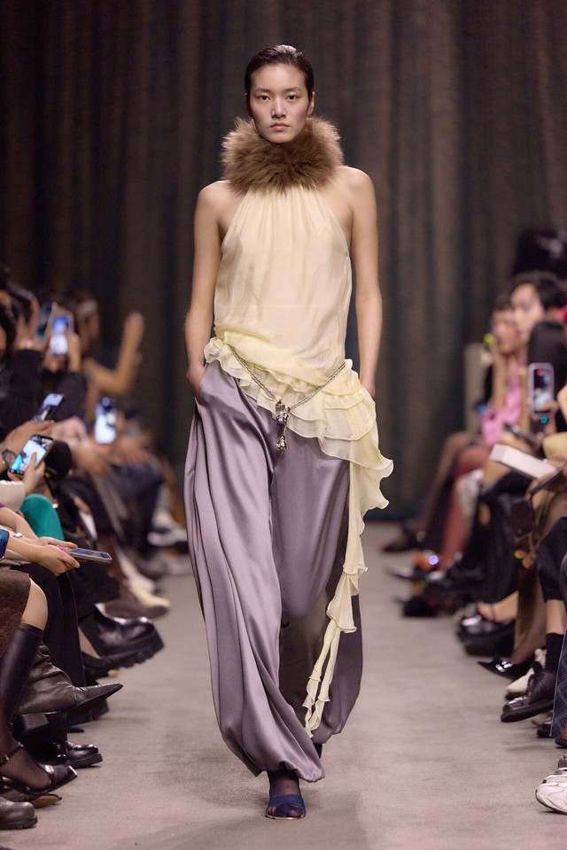 Chọn màu trang phục: Nhẹ nhàng nhưng vẫn nổi bật cho outfit thường ngày - Ảnh 1.