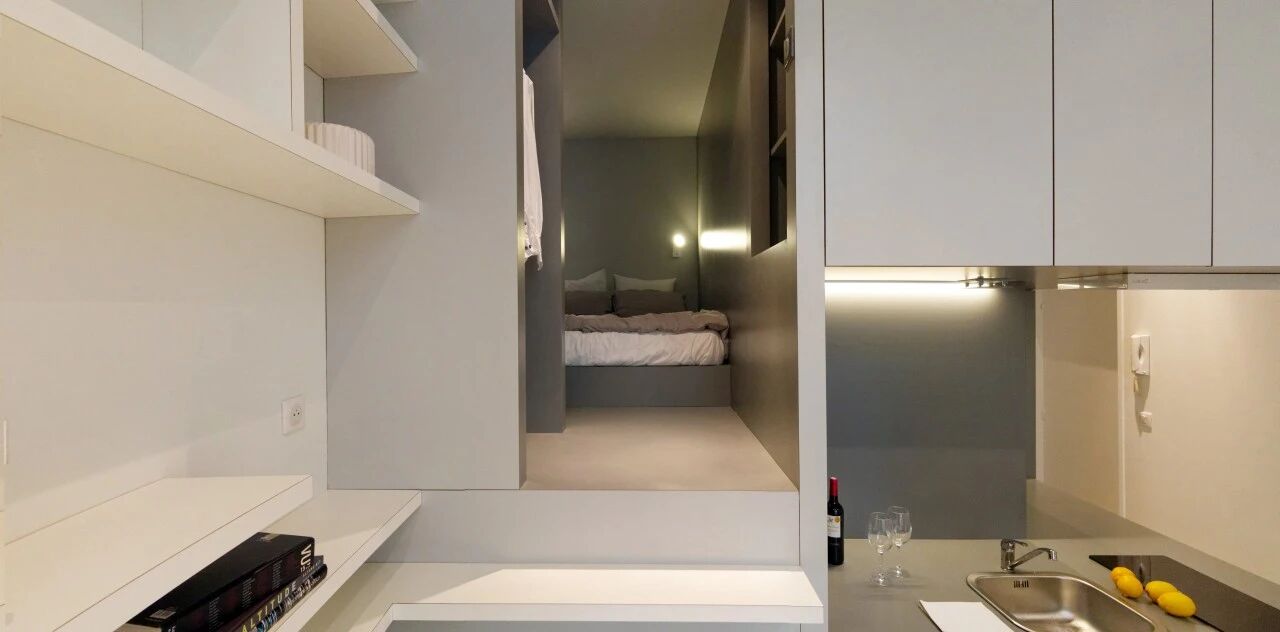 Căn hộ 27m² cũ nát lột xác khó tin: Nhét đủ giường đôi, bếp, bàn học trong 1 khối nội thất- Ảnh 1.