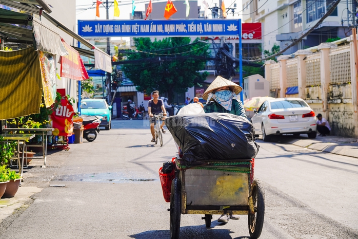 VIDEO: Nhiệt độ TPHCM đạt ngưỡng 38°C, người dân nhọc nhằn mưu sinh dưới nắng gắt - Ảnh 1.