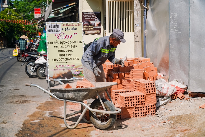 VIDEO: Nhiệt độ TPHCM đạt ngưỡng 38°C, người dân nhọc nhằn mưu sinh dưới nắng gắt - Ảnh 3.