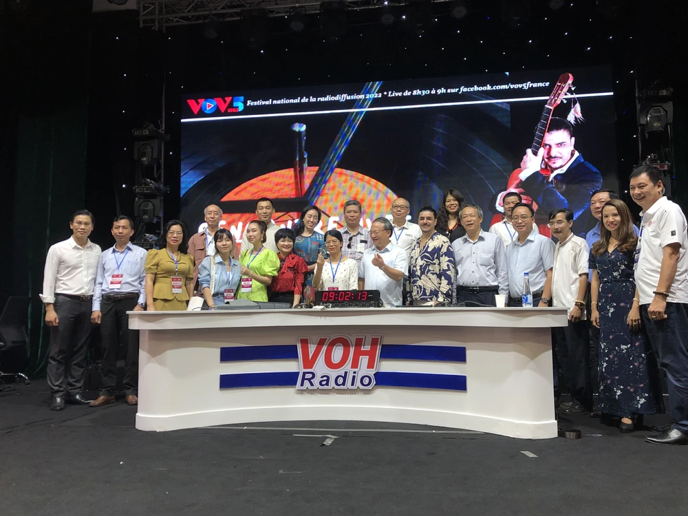 Tổng Giám đốc VOV Đỗ Tiến Sỹ chúc mừng Hội đồng Giám khảo và ê-kíp thực hiện phát thanh trực tiếp tại đài VOH (TP.HCM), LHPT lần thứ XV - Năm 2022. Ảnh: BTC. bi-thu-chu-tich-tinh-len-song-doi-thoai-truc-tiep-voi-nguoi-dan.jpg