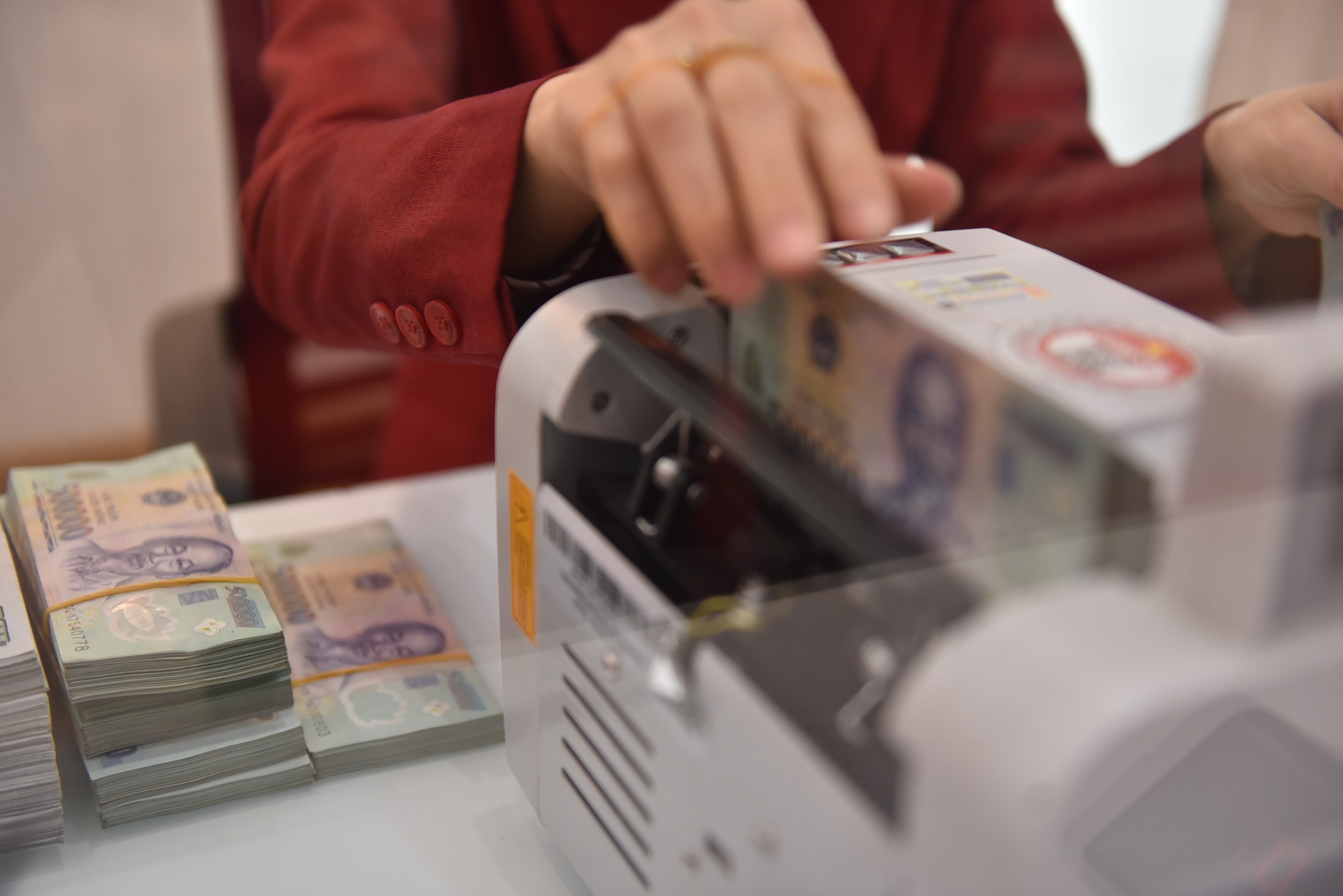 Nhiều ngân hàng đồng loạt giảm lãi suất sau cam kết đồng thuận 1 lãi suất - Ảnh 1.