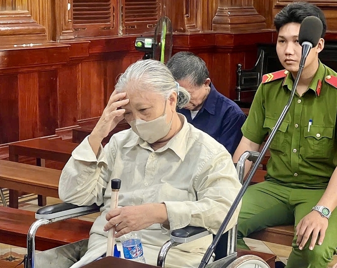 Bị cáo Nguyễn Thị Mai Toan cùng các bị cáo liên quan đến vụ án.