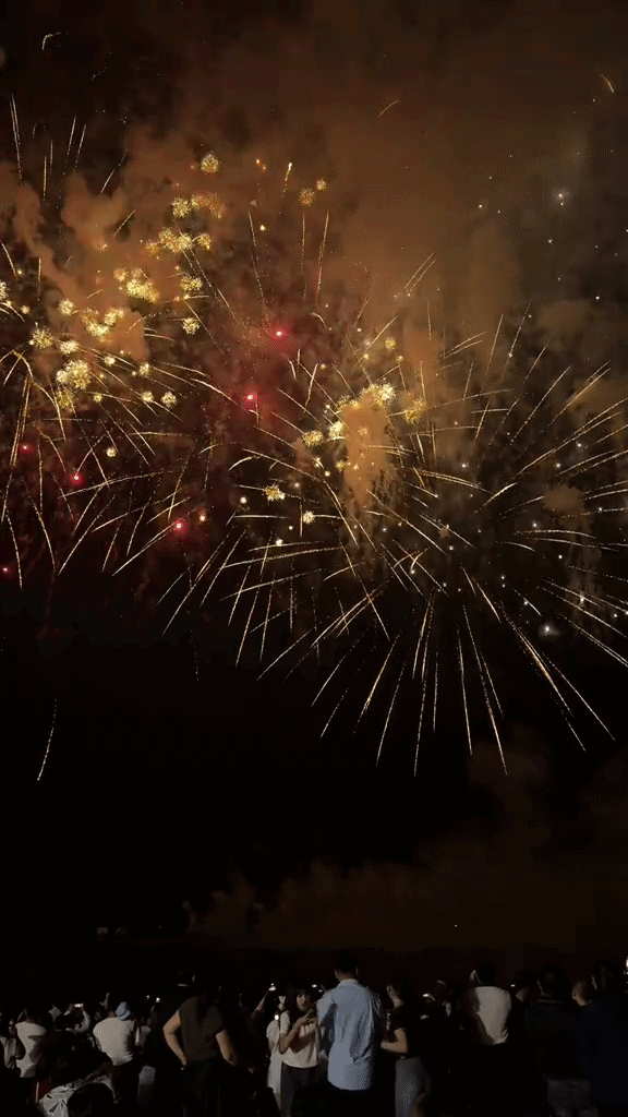 Cảnh tượng trên biển Bãi Cháy tối cuối tuần: Nhiều người phải bất ngờ- Ảnh 1.