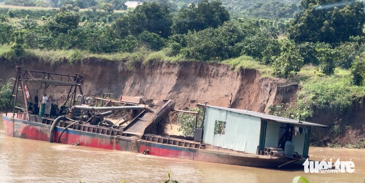Nhiều sai phạm từ cấp phép đến khai thác khoáng sản ở Đắk Lắk 3 khai thác khoáng sản - Ảnh 3.