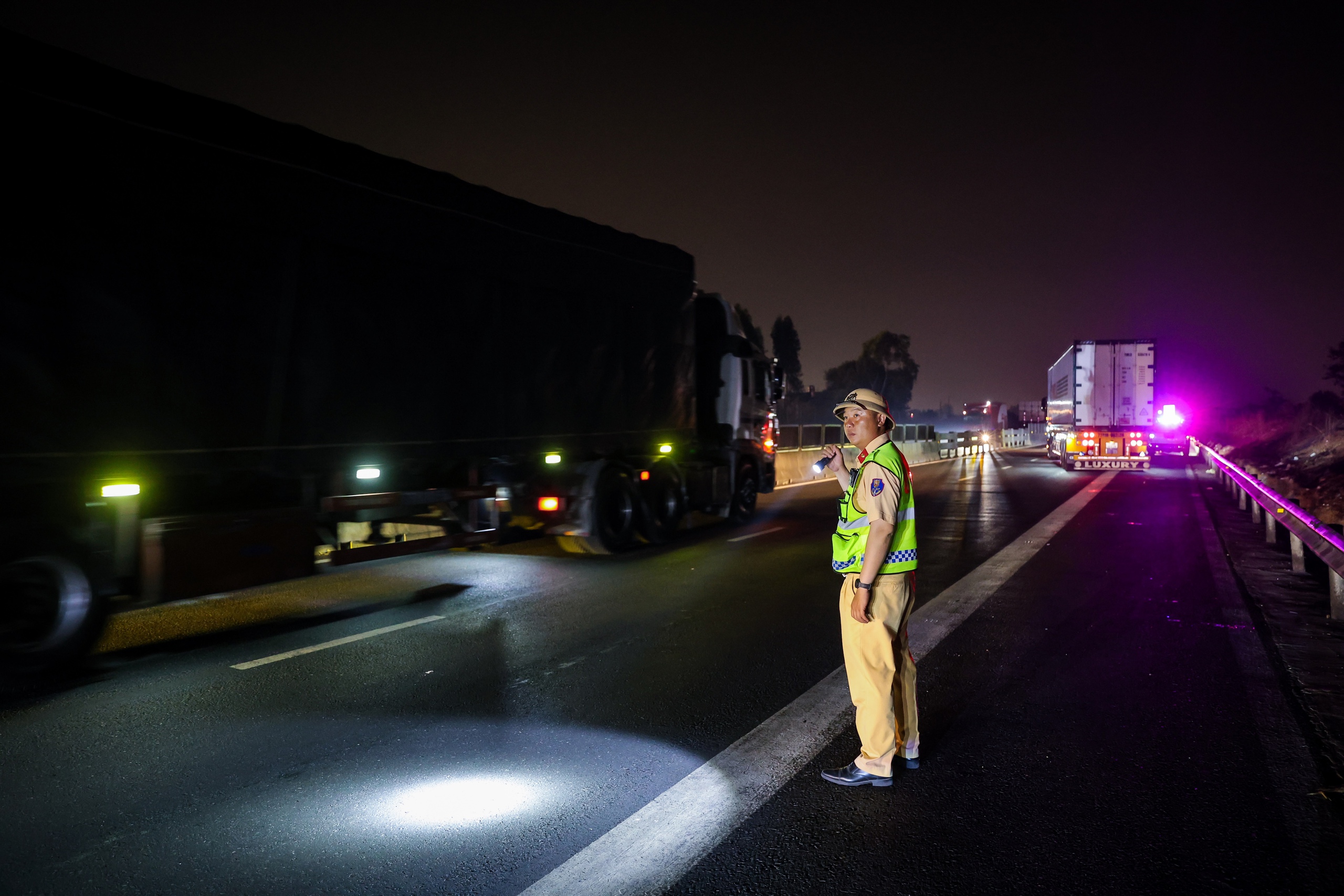 Nhiều tài xế tự đẩy mình vào nguy hiểm 3 Mối nguy dừng xe trên cao tốc: Nhiều tài xế tự đẩy mình vào nguy hiểm - Ảnh 3.