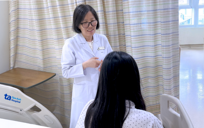 Bác sĩ Bình hướng dẫn bệnh nhân chế độ ăn uống, sinh hoạt sau khi xuất viện. Ảnh: Bệnh viện Đa khoa Tâm Anh