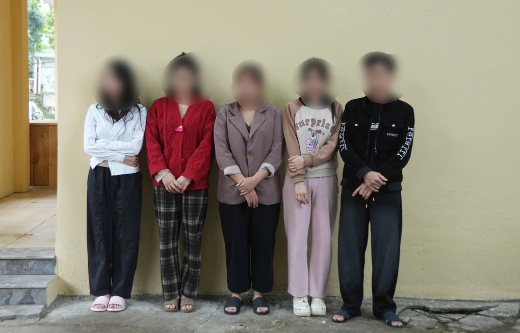 Nhóm nam nữ cùng quay phát trực tiếp nội dung khiêu dâm, kích dục - 2