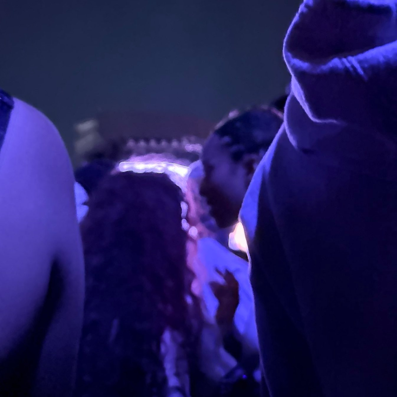 Nhóm nữ đàn em của BTS trình diễn phản cảm nhức mắt, công khai cô lập 1 thành viên tại Coachella?- Ảnh 4.