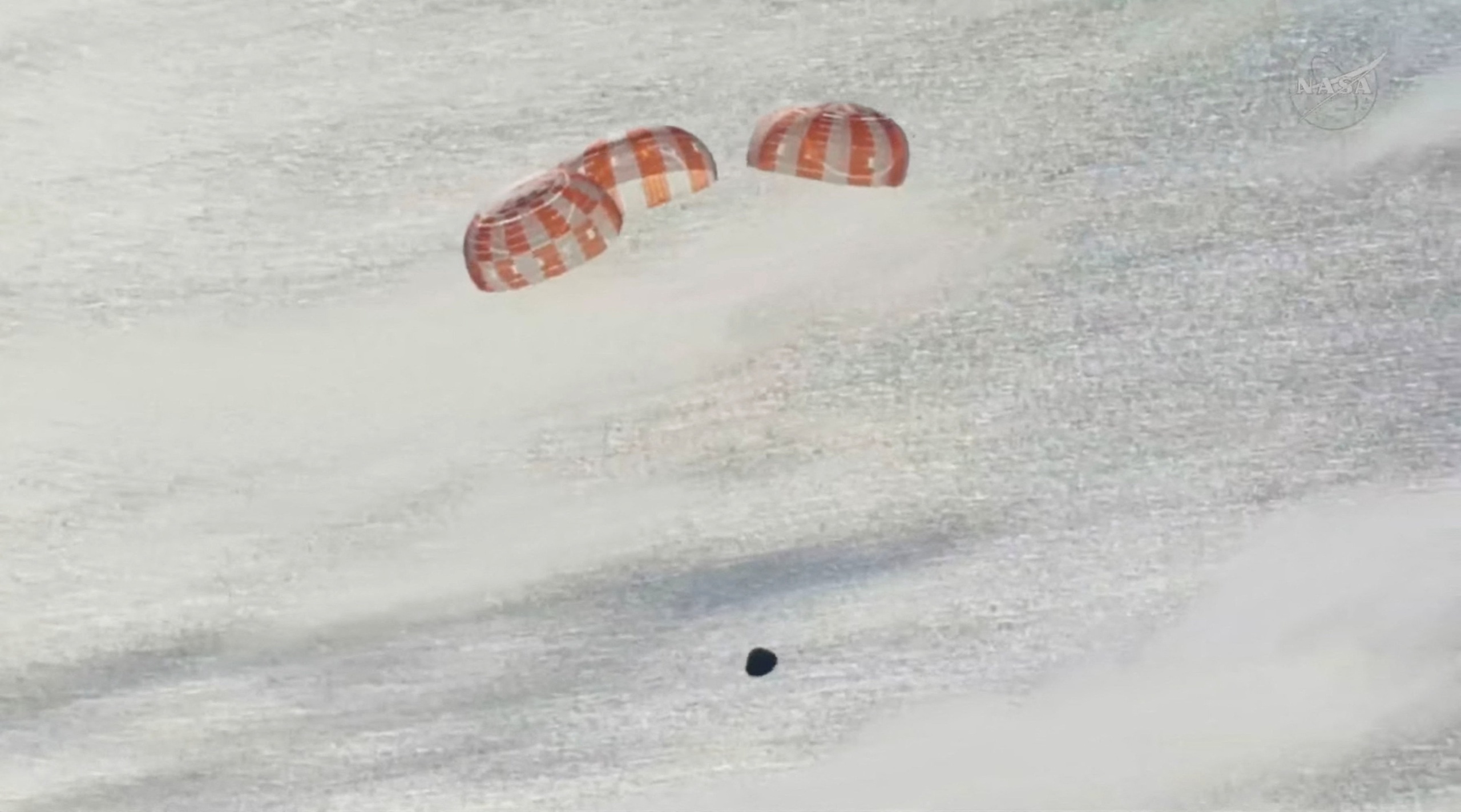 Nhóm phi hành gia Artemis 2 quay về trái đất an toàn - Ảnh 2.