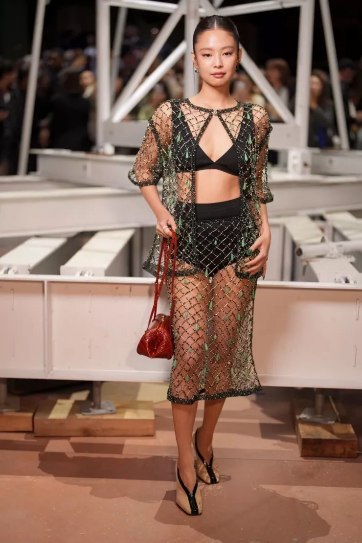 Những bộ cánh xuyên thấu của Jennie 3 Jennie dự show Thu Đông 2026 của Chanel. Video: YouTube amour_sans_fin
