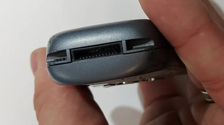 Những cổng sạc điện thoại kỳ lạ trước thời USB-C 1 Trước USB-C, điện thoại từng dùng những cổng sạc 'dị' đến mức nào? - Ảnh 1.