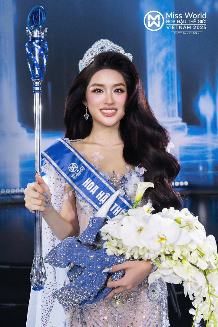 Những nàng hậu Miss World Vietnam sở hữu học vấn ấn tượng 1 Tân Miss World Vietnam 2025 Phan Phương Oanh gây chú ý khi có học vấn ấn tượng. Cô tốt nghiệp cử nhân chuyên ngành Kinh doanh Quốc tế tại Đại học Kinh tế Quốc dân với GPA 3.63/4.0. Trong quá trình học, người đẹp nhận học bổng khuyến khích học tập ở học kỳ II năm học 2023–2024 và học kỳ I năm học 2024–2025.