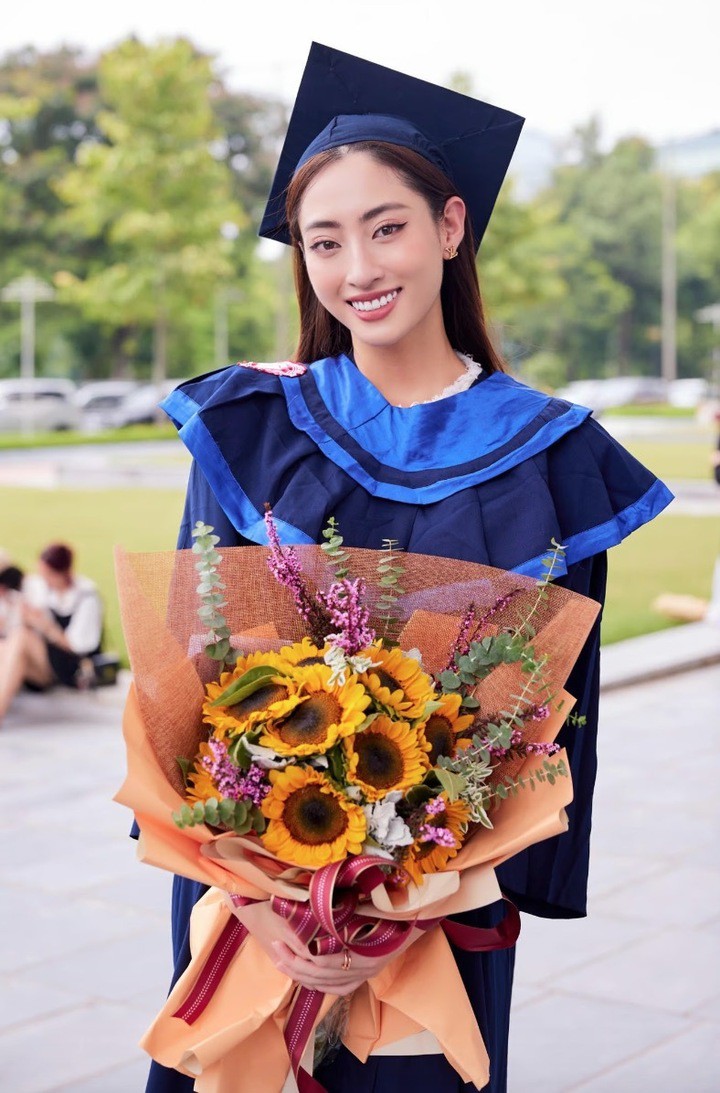 Những nàng hậu Miss World Vietnam sở hữu học vấn ấn tượng 8 Miss World Vietnam 2019 Lương Thùy Linh cũng nổi tiếng là mỹ nhân có học vấn cao. Thời phổ thông, cô sở hữu bằng IELTS với số điểm 7.5, trong đó kỹ năng nghe, đọc của người đẹp nổi trội hơn với số điểm gần như tuyệt đối 8.5. Năm 2022, nàng hậu tốt nghiệp đại học Ngoại thương với tấm bằng Xuất sắc, điểm trung bình tích lũy đạt 3.6/4.0. Lương Thuỳ Linh đang là giảng viên trường Đại học Đại Nam. Cô cũng tiếp tục học chương trình Tiến sĩ tại trường Đại học Kinh tế (Đại học Quốc gia Hà Nội).