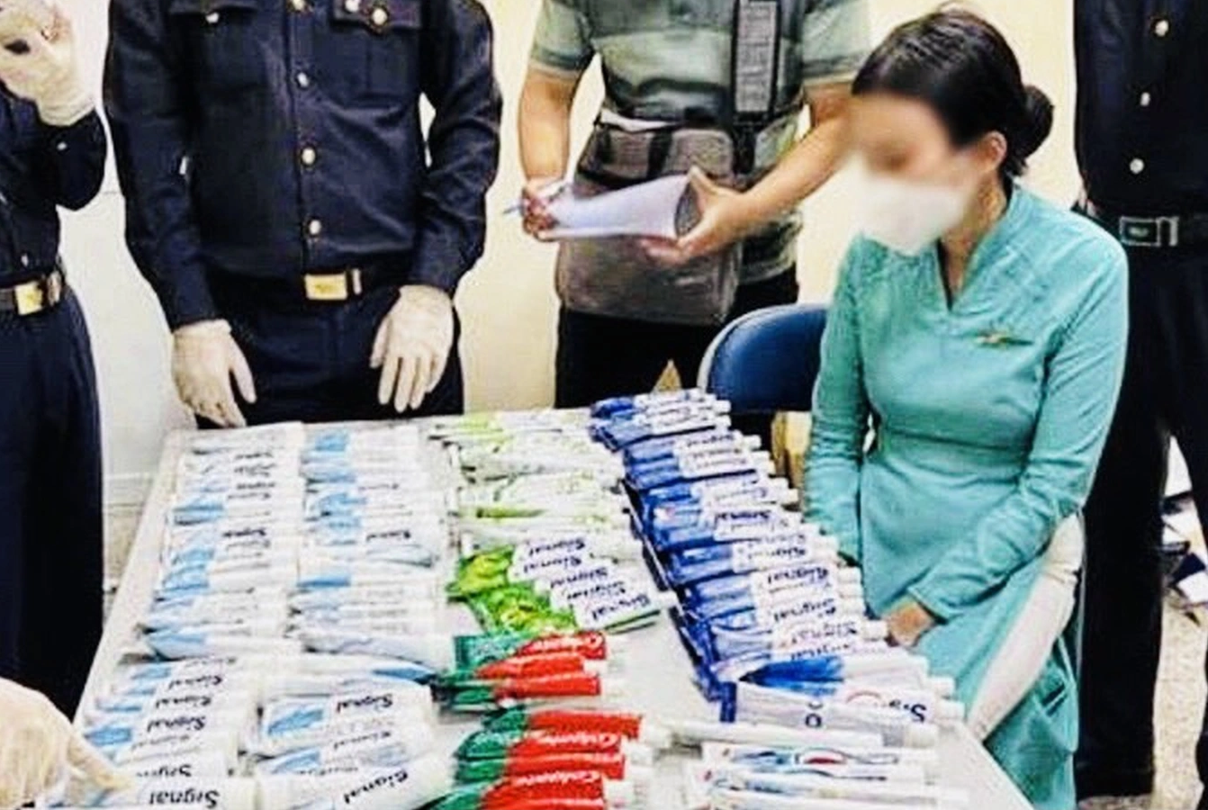 Những nhân vật bí ẩn trong vụ 4 tiếp viên xách ma tuý từ Pháp về Việt Nam 1 Những nhân vật bí ẩn trong vụ 4 tiếp viên xách ma tuý từ Pháp về Việt Nam - Ảnh 1.