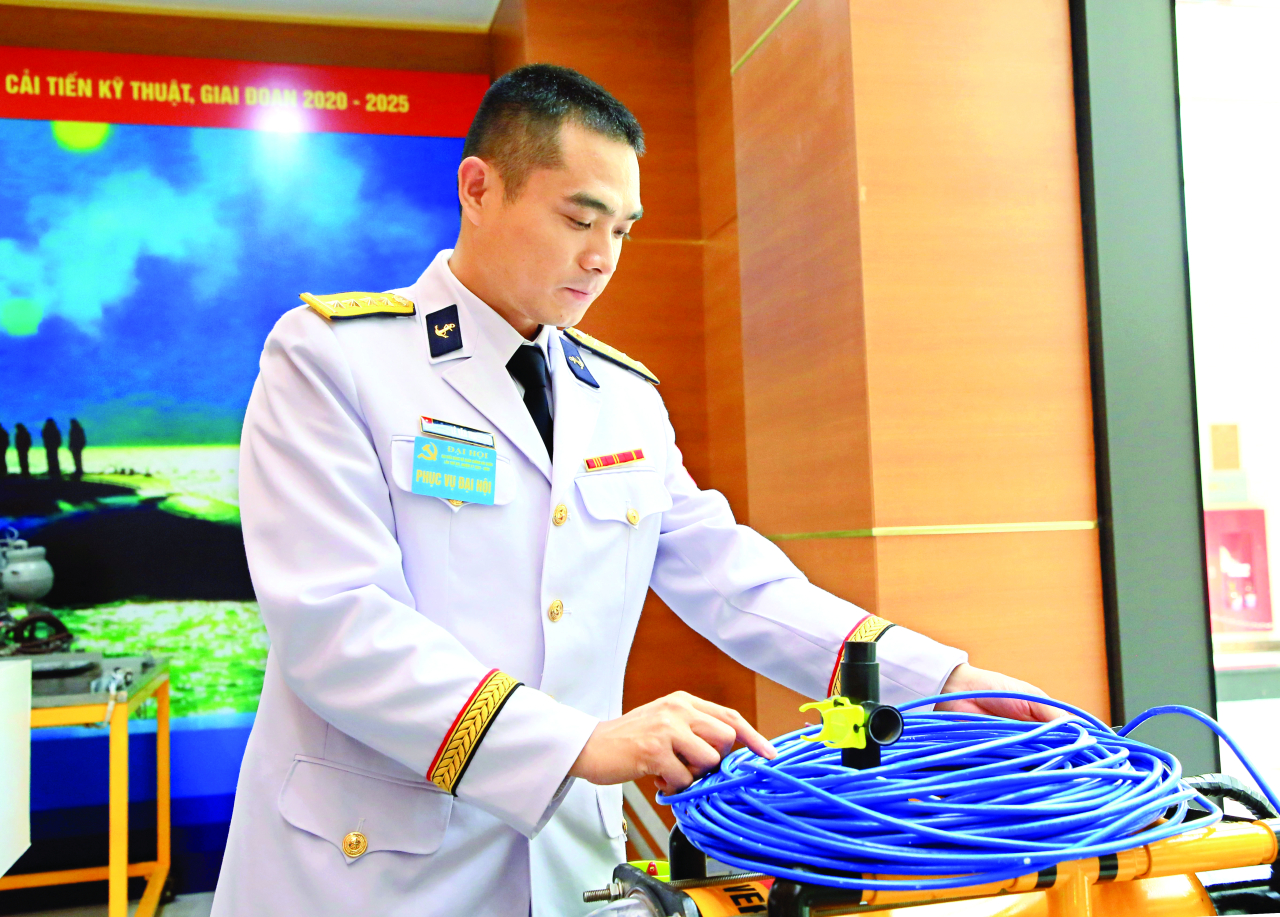 Những phút ‘cân não’ dưới biển sâu của sĩ quan tàu ngầm Kilo 636 2 Những phút ‘cân não’ dưới biển sâu của sĩ quan tàu ngầm Kilo 636 - Ảnh 2.