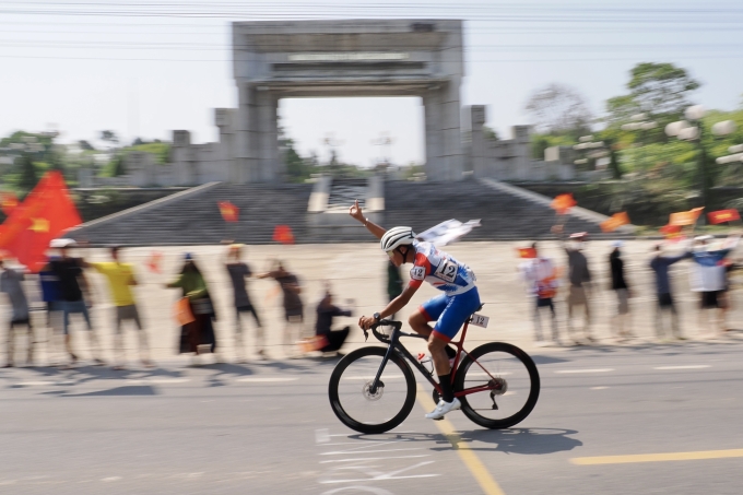 Tay đua Võ Thanh An tách đoàn đông một mình ra đi 70 km nhưng vẫn bị bắt kịp ở chặng 8 giải xe đạp toàn quốc tranh Cup Truyền hình HTV 2025 từ Quảng Trị đi Huế, trưa 10/4. Ảnh: Huy Phạm