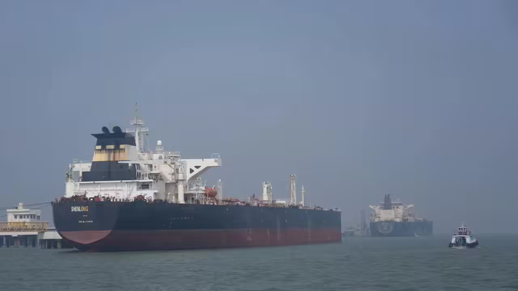 Nỗi lo sợ của những thủy thủ tàu buôn mắc kẹt ở Vùng Vịnh - 1