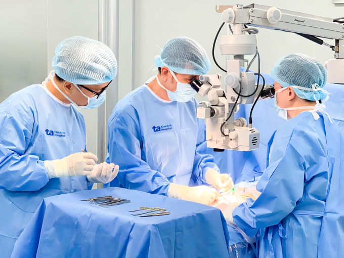 Bác sĩ Khoa (giữa) phẫu thuật 2 trong 1 nối ống dẫn tinh và tìm tinh trùng cho người bệnh. Ảnh: Bệnh viện Đa khoa Tâm Anh