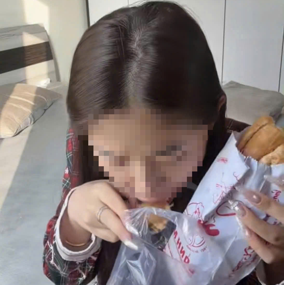 Nữ TikToker gây phẫn nộ khi chê bánh mì "chỉ đói khát, khổ cực mới ăn" 1 Nữ TikToker gây phẫn nộ và chê bánh mì