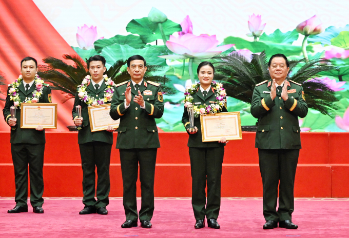 Thùy Dung là một trong hai nữ quân nhân nhận danh hiệu Gương mặt trẻ tiêu biểu toàn quân năm 2025, ngày 2/4. Ảnh: Việt Trung