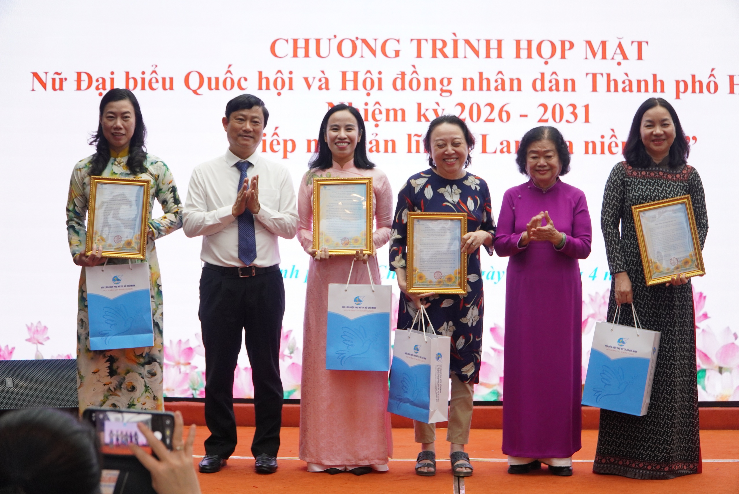 Nữ đại biểu TP.HCM trúng cử bằng năng lực, vượt qua định kiến 'quân xanh', 'lót đường' 1 TP.HCM họp mặt nữ đại biểu Quốc hội, HĐND - Ảnh 2.