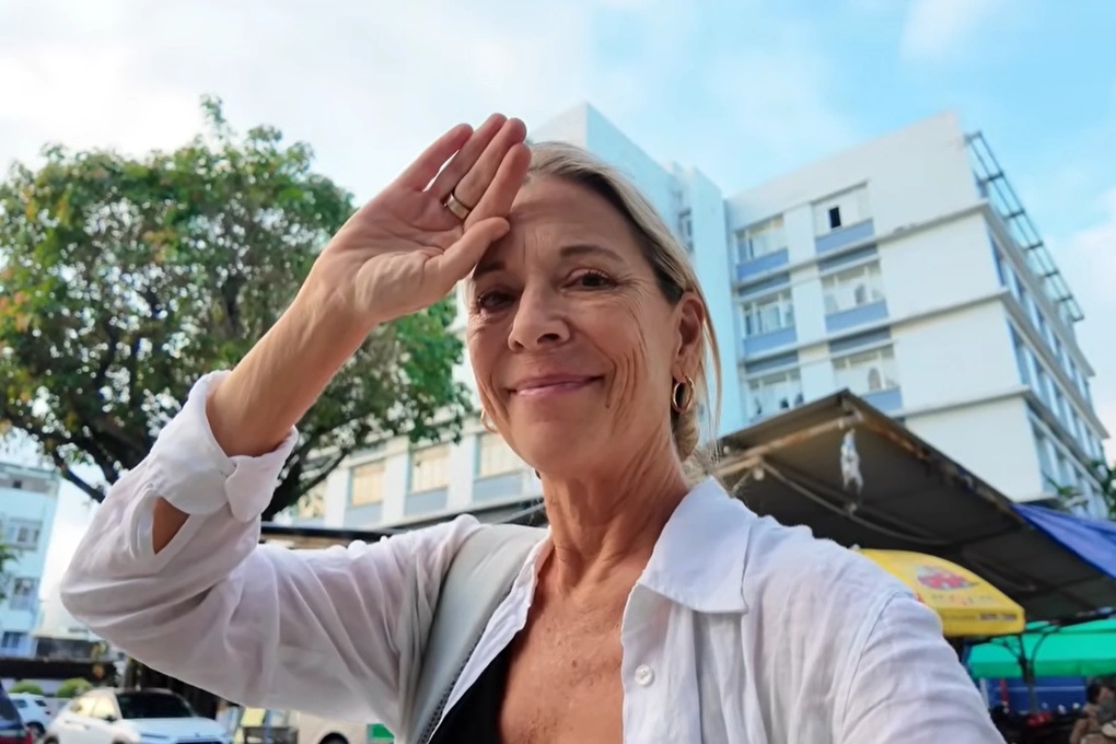 Nữ du khách Tây đi khám mắt, bất ngờ với số tiền phải thanh toán - 1