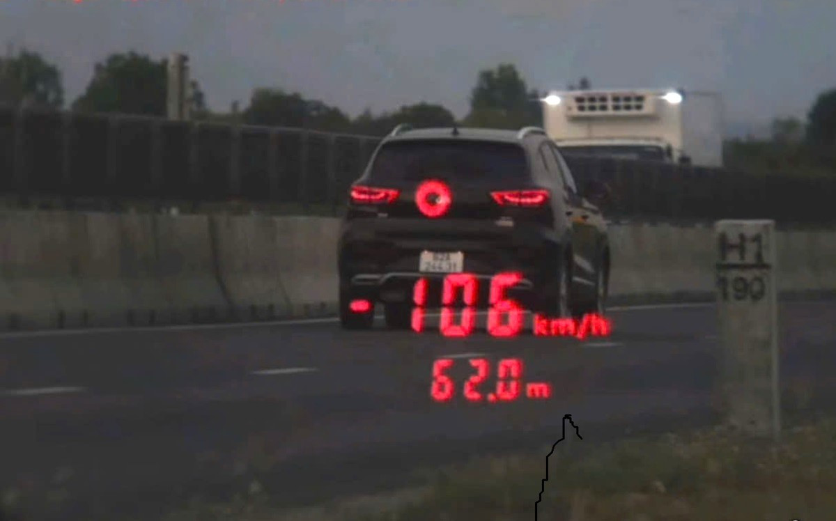 Ô tô chạy quá tốc độ: CSGT phạt nữ tài xế 7,5 triệu, chủ xe 17 triệu - Ảnh 1.