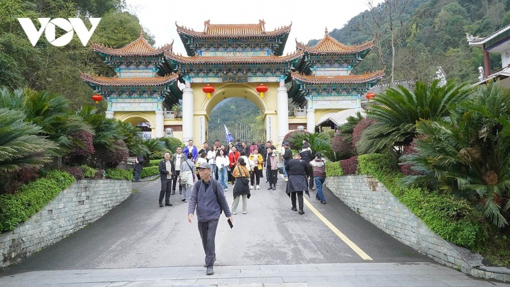 Khu thắng cảnh núi Phạm Tịnh luôn tấp nập du khách