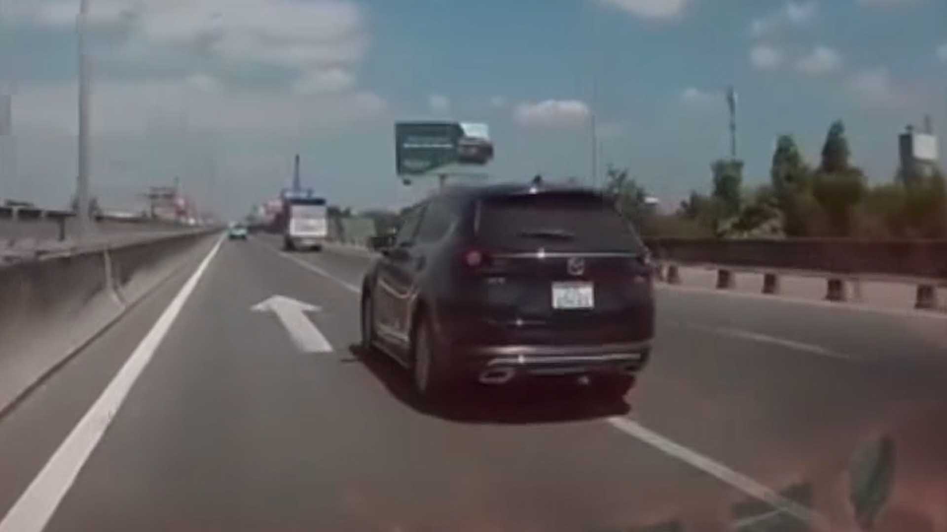 Ô tô con nhập làn ẩu trên cao tốc, tài xế bị phạt 5 triệu đồng 1 Ô tô con nhập làn ẩu trên cao tốc, tài xế bị phạt 5 triệu đồng - Ảnh 1.