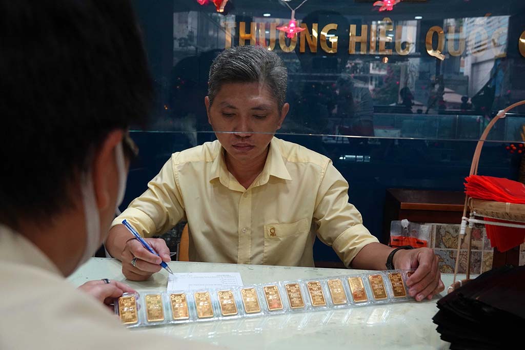 'Ôm' vàng vẫn lỗ- Ảnh 1.