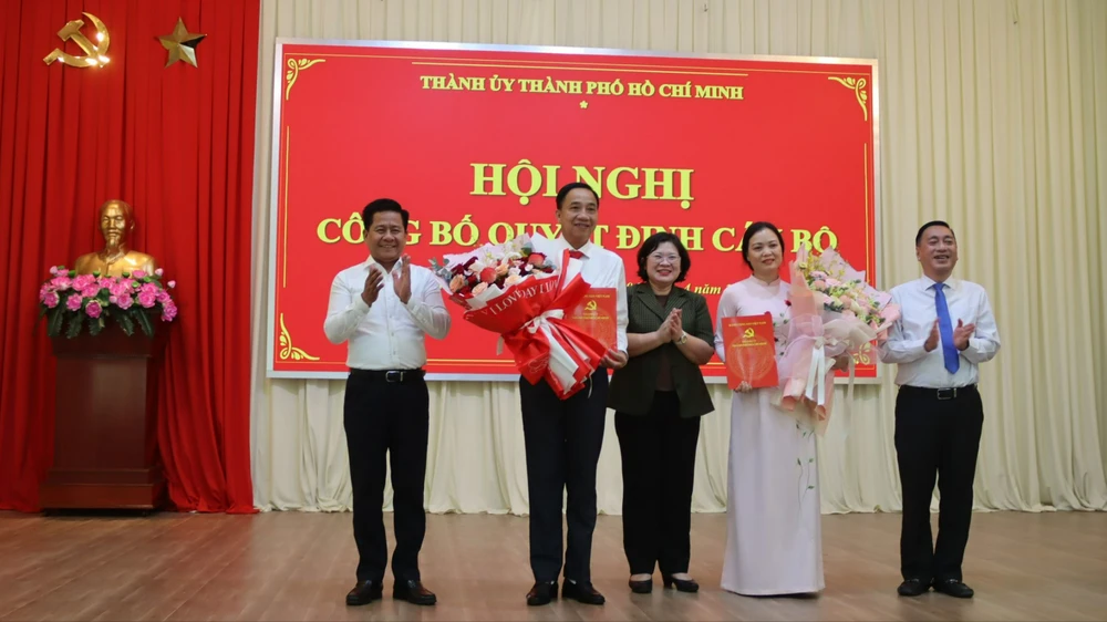 Phó Bí thư Thành ủy Văn Thị Bạch Tuyết trao quyết định cho bà Huỳnh Thị Phúc và ông Trần Quốc Khánh. Ảnh: Trùng Khánh phuong-Tan-Thanh-h2.JPG