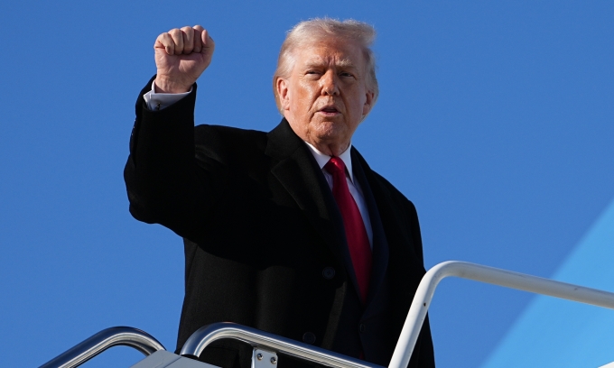 Tổng thống Donald Trump tại sân bay quân sự Pope ở Fort Bragg, Bắc Carolina, hôm 13/2. Ảnh: AP